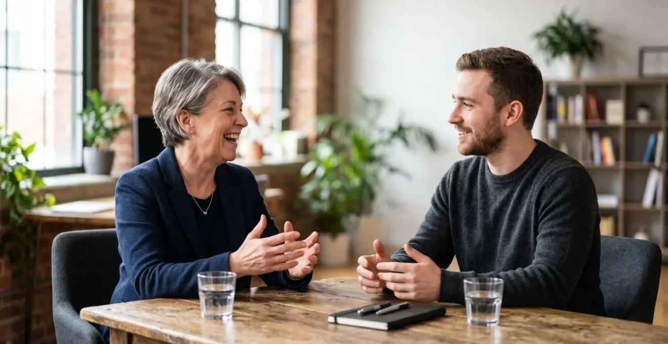 Entrepreneur et coach échangeant dans un bureau lumineux, symbolisant l'accélération de l'apprentissage entrepreneurial