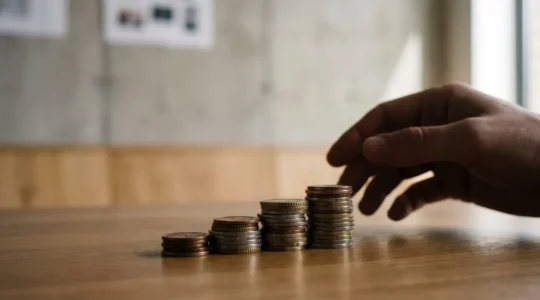 Entrepreneur observant symboliquement la progression d'une collecte de fonds participative